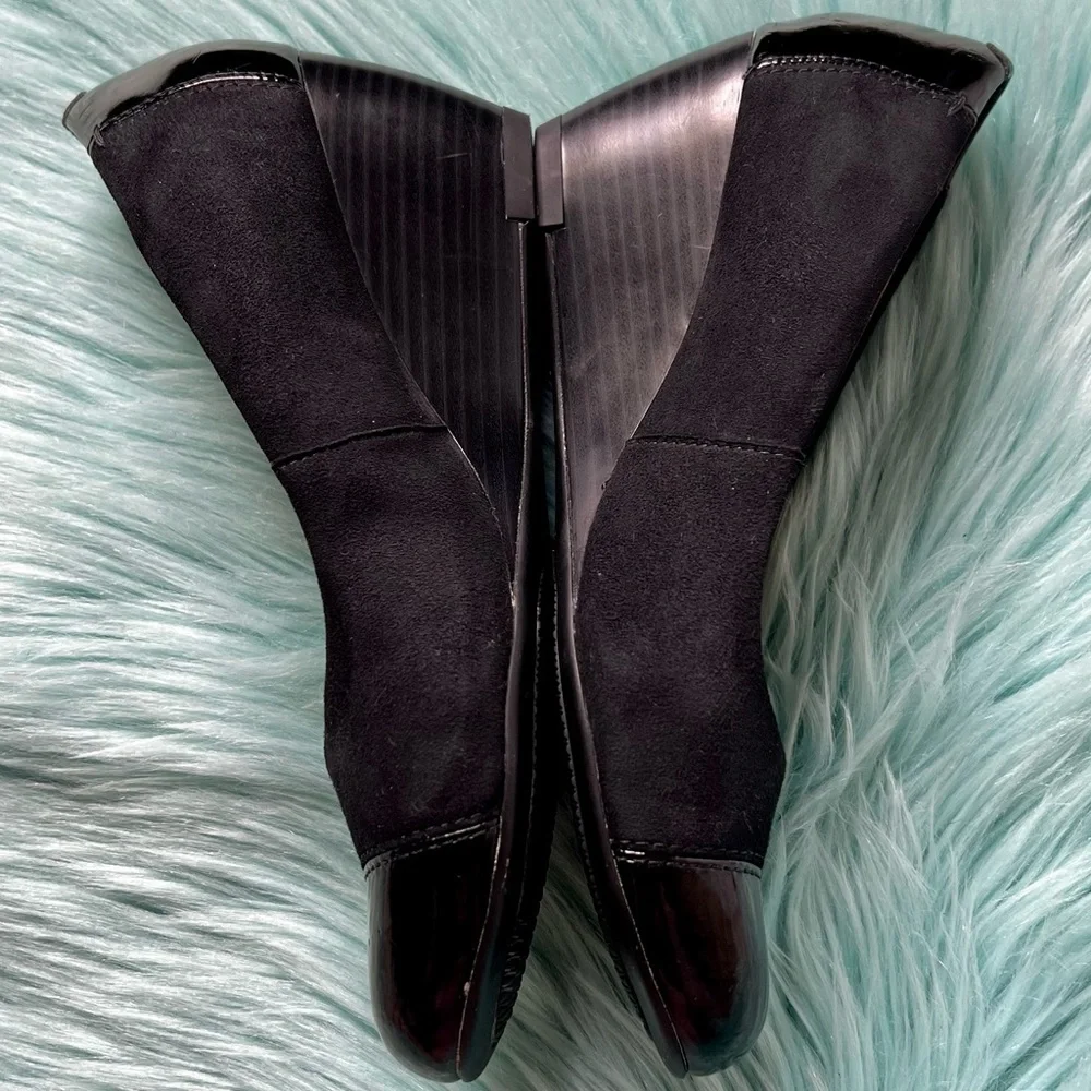 Clarks Black SUEDE & PATENT LEATHER Cap Toe Soft Cushion Low Wedges Women's 6